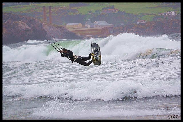 Kite saltando sobre el agua